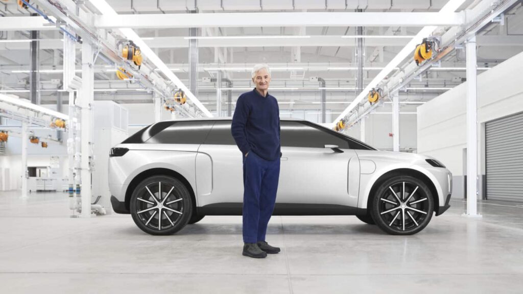 James Dyson neben dem Prototyp seines Elektroautos