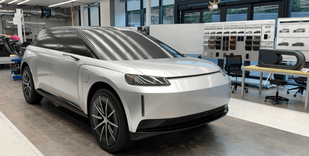Der Dyson-Elektro-SUV mit dem Projektnamen N526 im Werkstatt-Studio