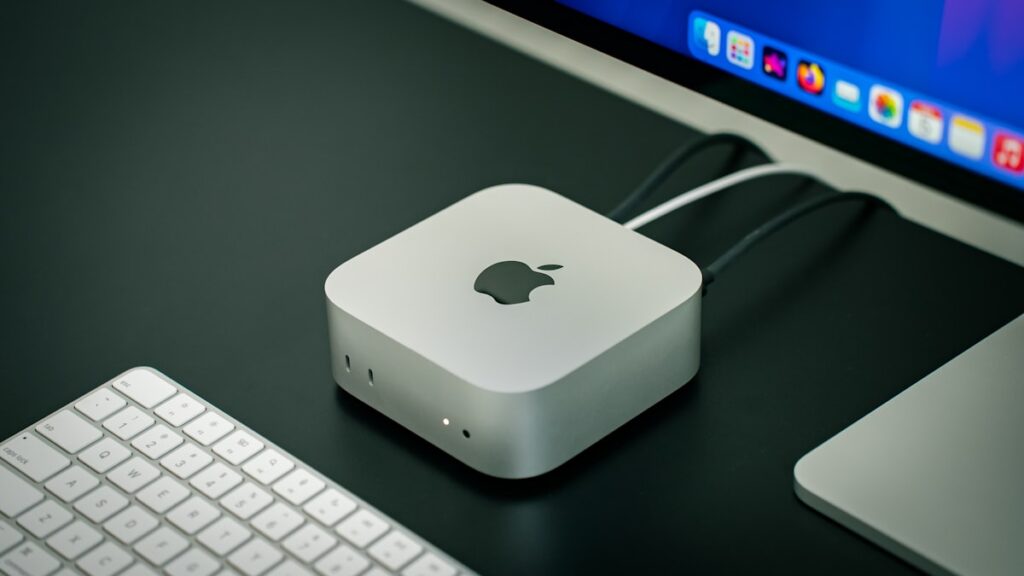 Apple Mac mini auf einem Schreibtisch