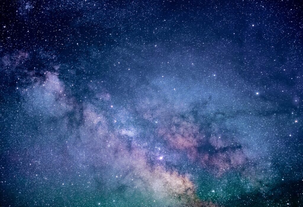 Leuchtende Galaxie im All als Symbol fuer ein Tidal Disruption Event