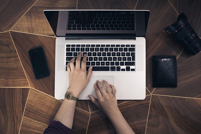 Smartphone und Laptop