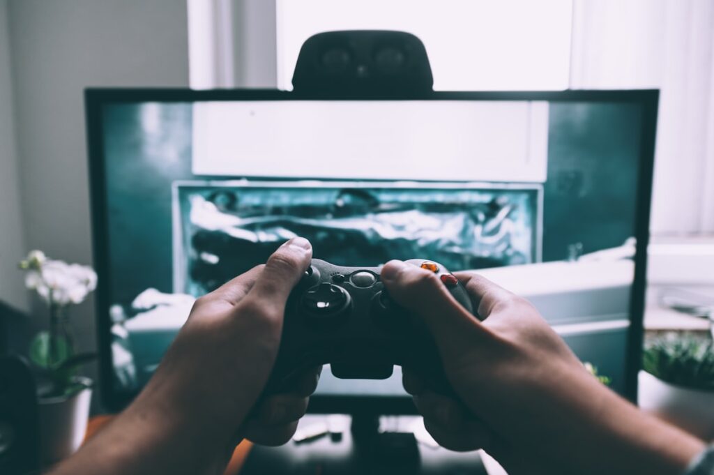 Videospiel-Controller vor Fernseher – Symbolbild Gaming