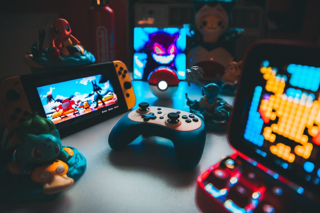 Handheld-Spielkonsole auf einem Schreibtisch