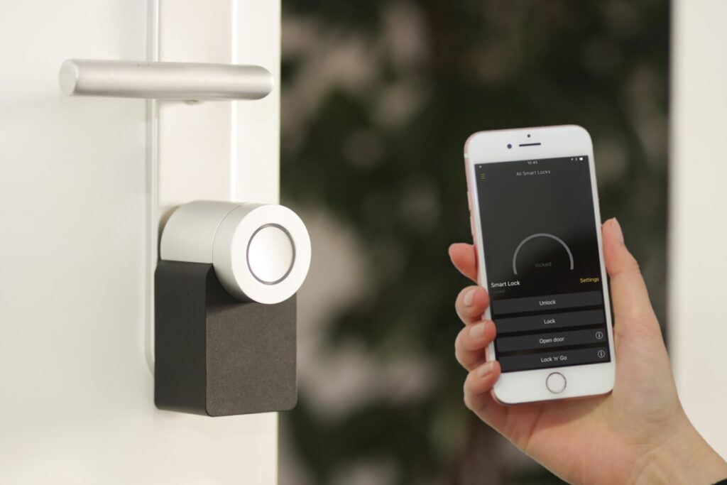 Smart-Home-Steuerung per Smartphone und vernetzte Geraete