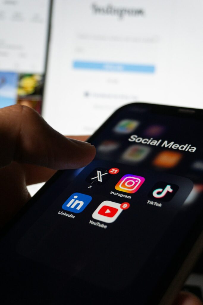 Person haelt Smartphone mit Social-Media-Apps