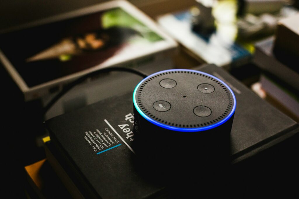 Smart Speaker mit Sprachassistent auf einem Tisch