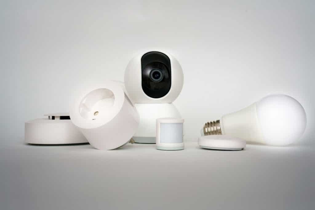 Geräte eines Smart Homes: Kamera, Lampe, smarte Steckdose und Rauchmelder.